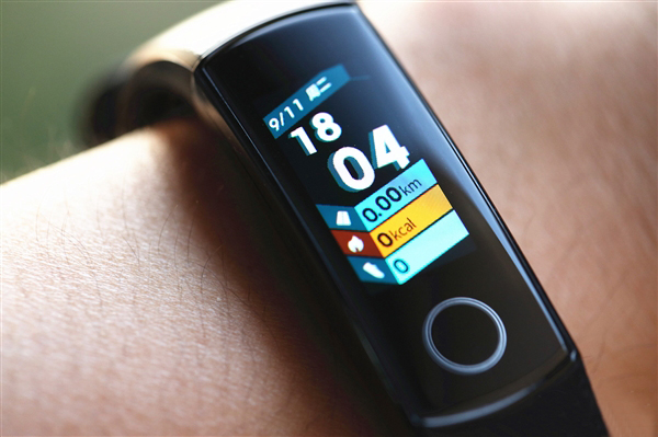 Фотогалереия дня: браслет Honor Band 4, который стоит столько же, сколько Xiaomi Mi Band 3 с модулем NFC