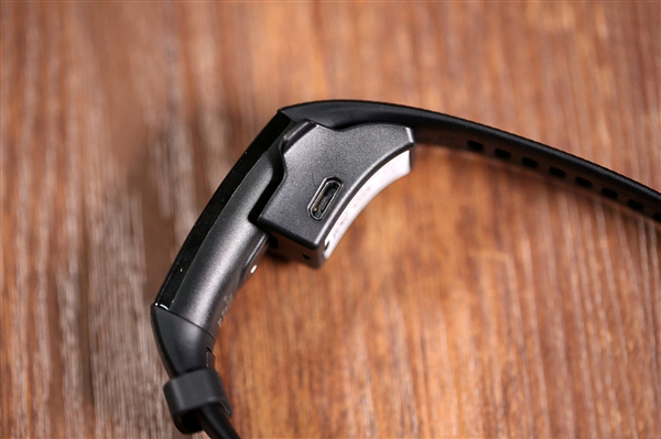 Фотогалереия дня: браслет Honor Band 4, который стоит столько же, сколько Xiaomi Mi Band 3 с модулем NFC