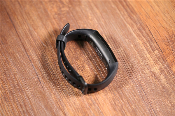 Фотогалереия дня: браслет Honor Band 4, который стоит столько же, сколько Xiaomi Mi Band 3 с модулем NFC