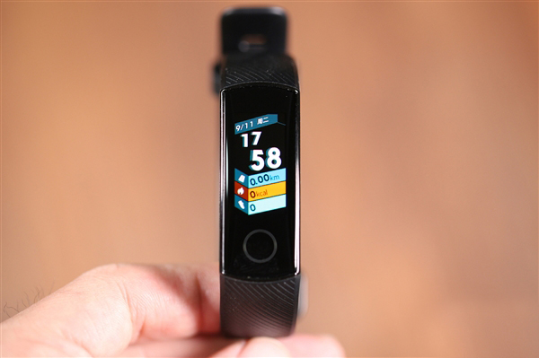 Фотогалереия дня: браслет Honor Band 4, который стоит столько же, сколько Xiaomi Mi Band 3 с модулем NFC