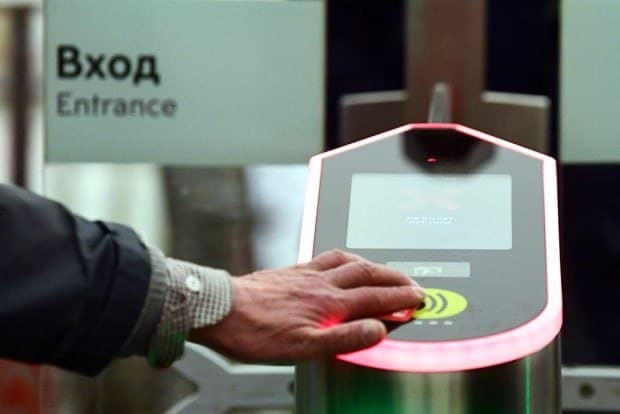 Paying for travel by bank card in the metro