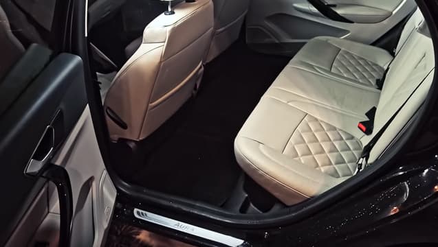 Сзади в автомобиле - просторнее, чем у Lada Vesta, и на вид, и при посадке 