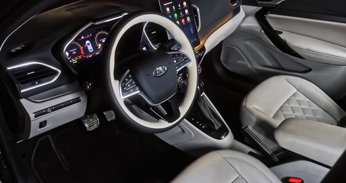 В салоне - остается многое от Lada Vesta, но цветовая отделка более светлая и элегантная, что добавляет автомобилю элегантности и зрительного объема
