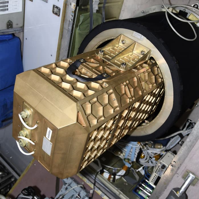 The hyperspectrometer on the ISS looks at the Earth from the ninth porthole of the Russian Zvezda module