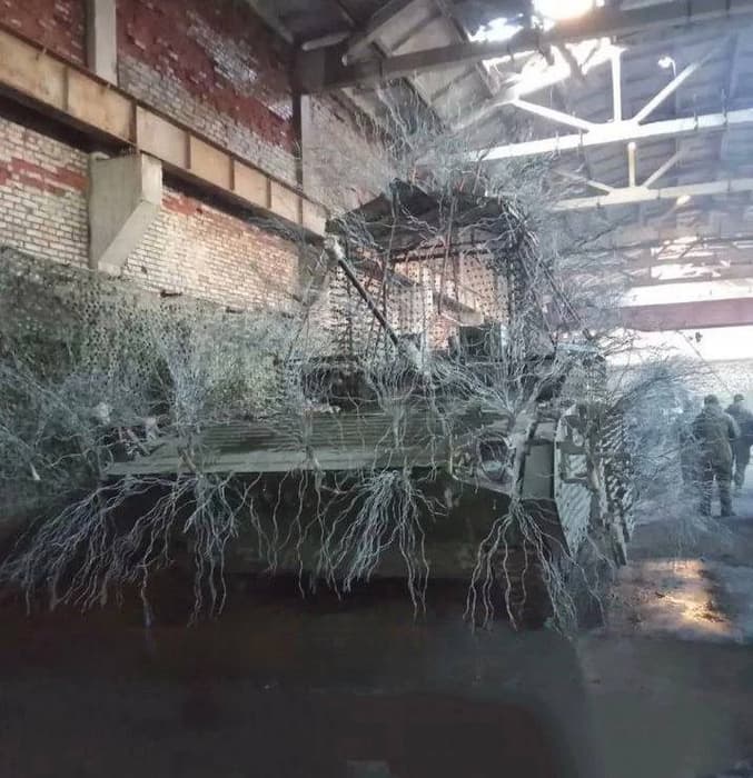 Los combatientes rusos equiparon el BMP-2M con un "erizo" antidrones