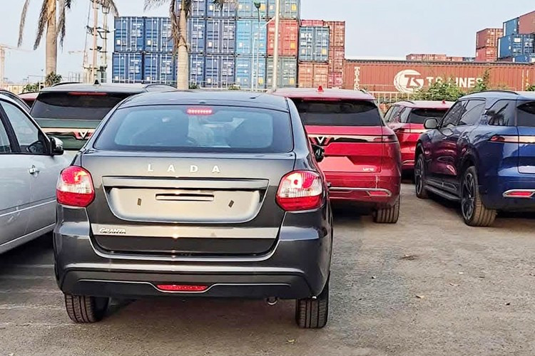 Автомобиль Lada во вьетнамском порту