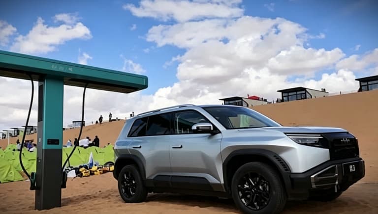 BYD заряжает электромобили за 5 минут даже в пустыне: сеть станций стремительно растёт
