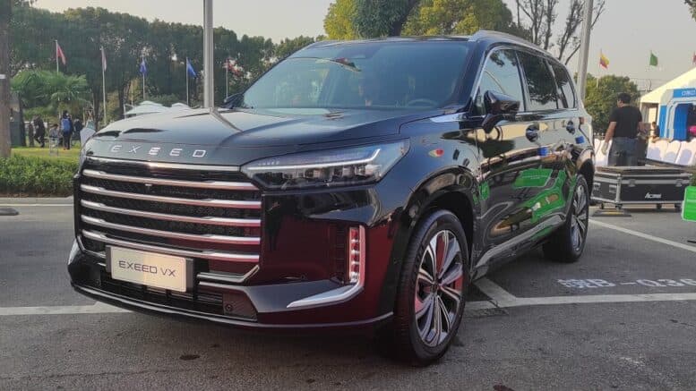 От прежнего Exeed VX почти ничего не осталось ни внутри, ни снаружи. Даже бампер и радиаторная решетка стали больше и претерпели редизайн.<br>