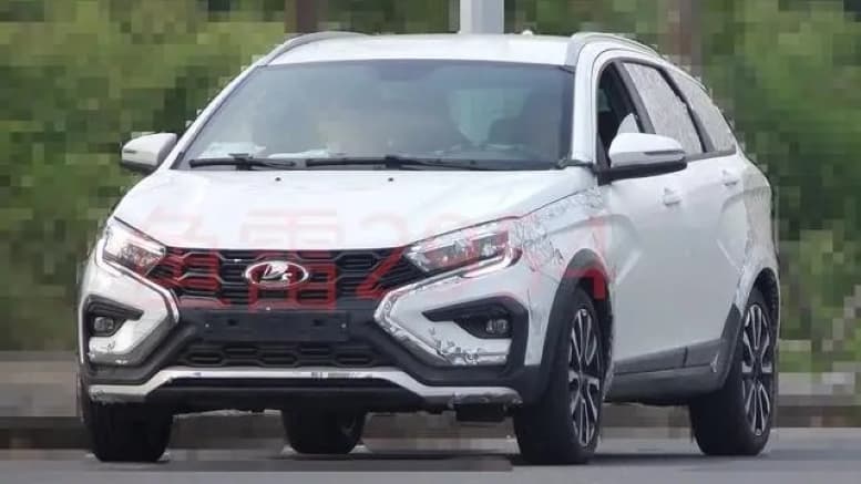 Lada Vesta NG в камуфляже на дороге в Китае. В автомобильной среде ходили слухи о том, что автомобиль при доработке получит китайский вариатор<br>