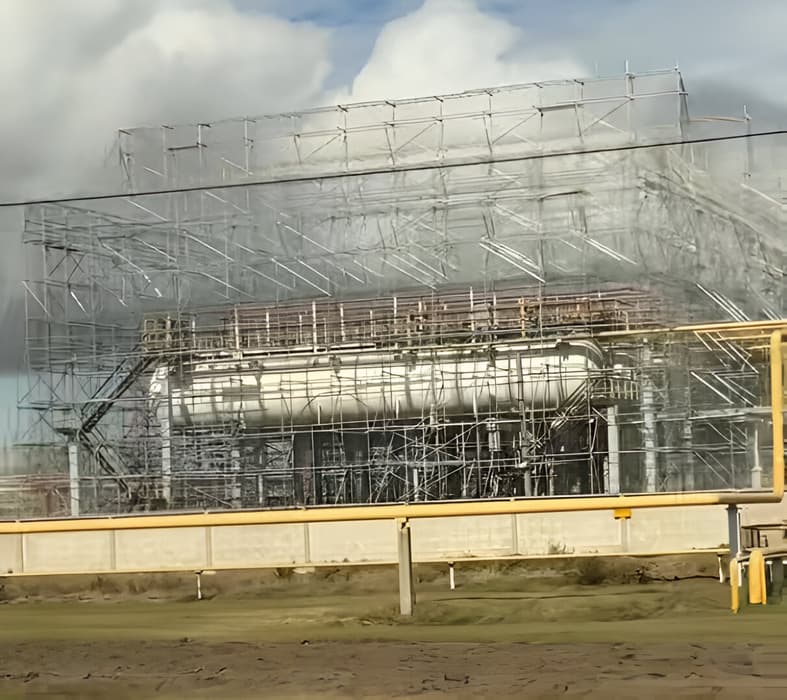 Refinería de petróleo protegida con una red antidrones