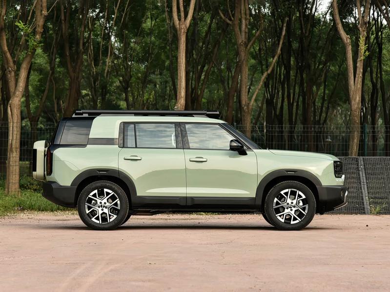 Гибридный внедорожник BAIC BJ30 Highlight Edition: 409 л.с. и полный привод за 1,5 млн рублей
