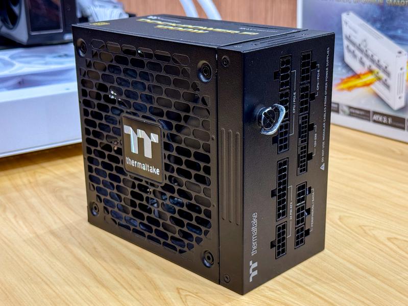 Thermaltake DockPower Блок питания Thermaltake DockPower