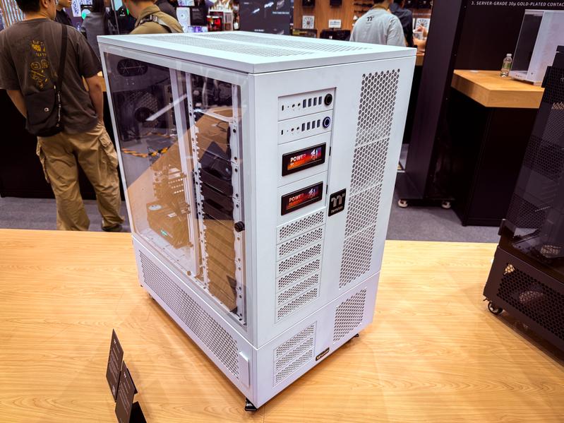 Thermaltake AX 1000 TG Корпус Thermaltake AX 1000 TG
