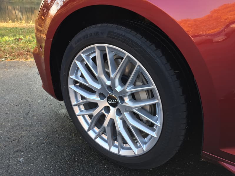 На фото виден двухпоршневой суппорт переднего тормозного механизма