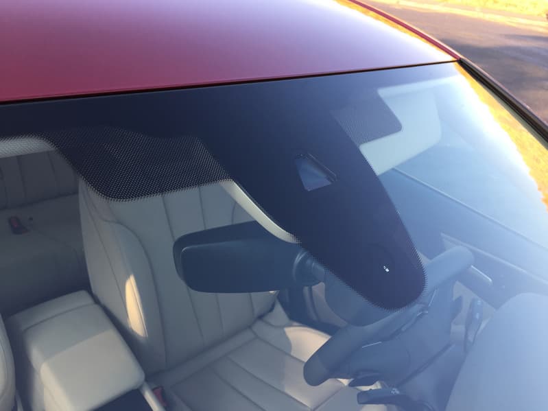 Передняя камера вспомогательных систем водителя