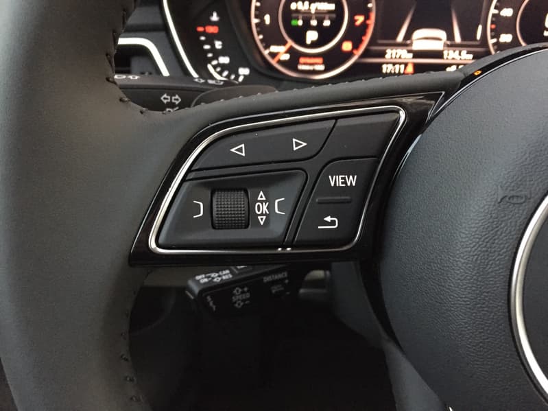 Левый блок кнопок многофункционального рулевого колеса