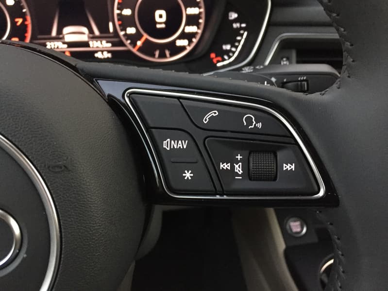 Правый блок кнопок многофункционального рулевого колеса