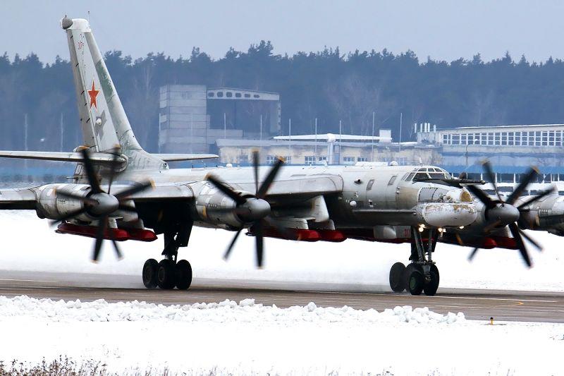 Misiles Х-101 bajo el ala del Tu-95MSM