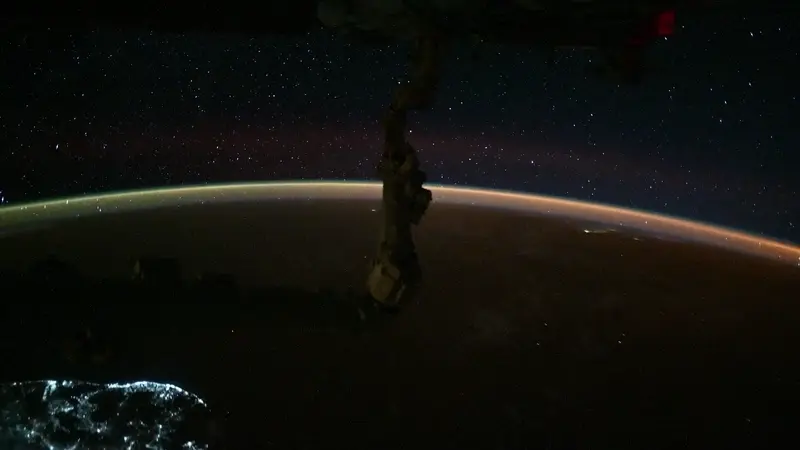 Кудь-Сверчков показал комету C/2025 R3 на заре