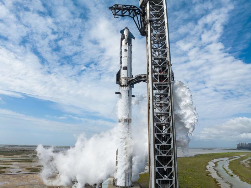 SpaceX привлечет 2,2 млрд долларов от японских инвесторов в рамках IPO на Nasdaq Ракета SpaceX на стартовой площадке