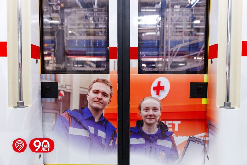 Поезд, оформленный в стиле Скорой помощи