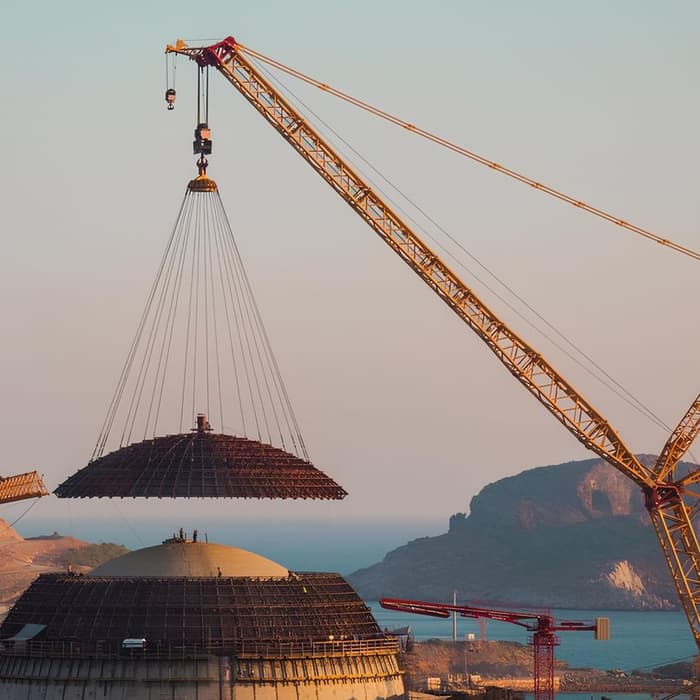 Купол наружной защитной оболочки первого блока АЭС «Аккую» уже установлен.