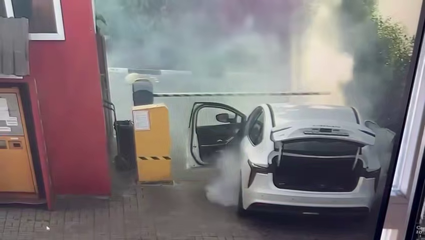 Кадр из видео возгорания автомобиля