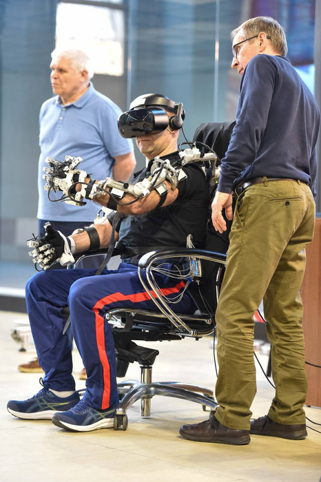 Космонавт Иван Вагнер управляет антропоморфным роботом Марфа