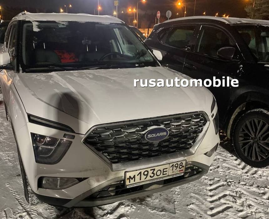 A photo of the new emblem of the line in the oval recognizable to motorists was taken in the parking lot near the plant. According to Tsyganov, the Solaris emblem began to be tested even before the deal to sell the plant to Russian businessmen was certified - and it passed tests for chemical resistance, temperature changes and other parameters