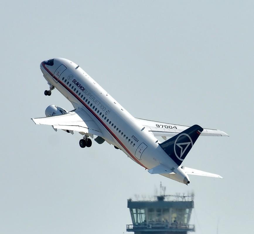 Sukhoi SuperJet 100 en el despegue