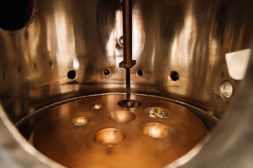 Ученые отделения экспериментальной физики Инженерной школы ядерных технологий ТПУ занимаются получением высокоэнтропийных сплавов, обладающих высокой водородопроницаемостью и водородным охрупчиванием. <br>