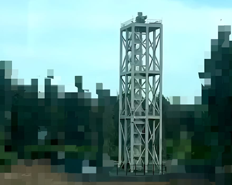 ZRPK «Pantsir-S1» en una torre de celosía para repeler ataques de drones