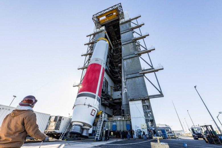 Космические силы США рассматривают обходной путь для запусков Vulcan: ракета может вернуться без твердотопливных ускорителей Ракета Vulcan компании ULA на стартовой площадке