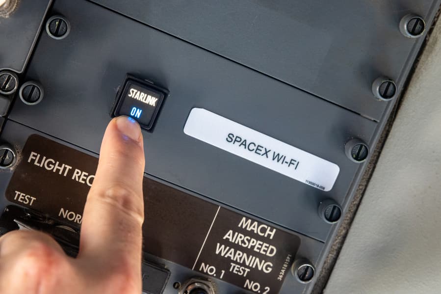 Так выглядит переключатель Starlink в кабине пилотов. Первый самолет авиакомпании Southwest получил спутниковый интернет SpaceX