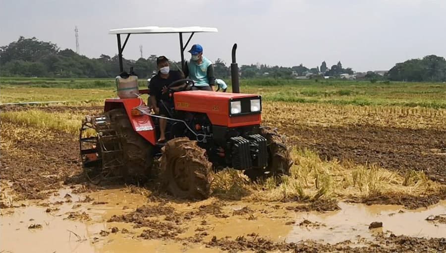 Tractor&nbsp;BELARUS 451 on trials in Indonesia