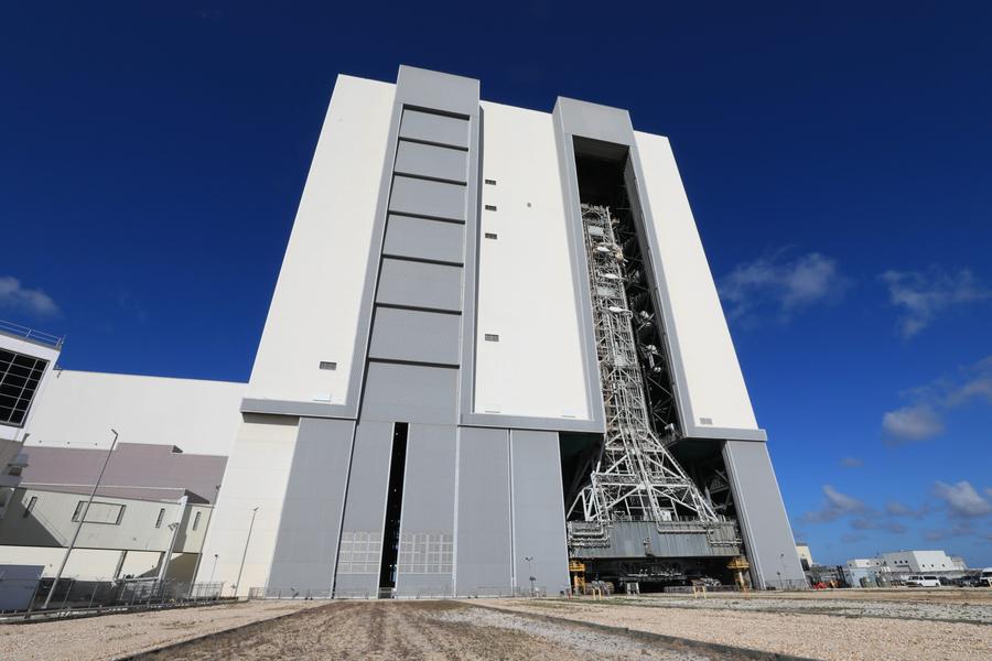 Мобильная пусковая платформа NASA готовится к миссии «Артемида-3» Мобильная пусковая платформа NASA на гусеничном транспортере