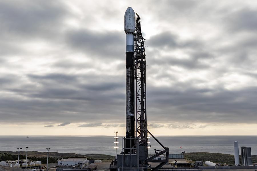 Ракета Falcon 9 в сборочном цеху