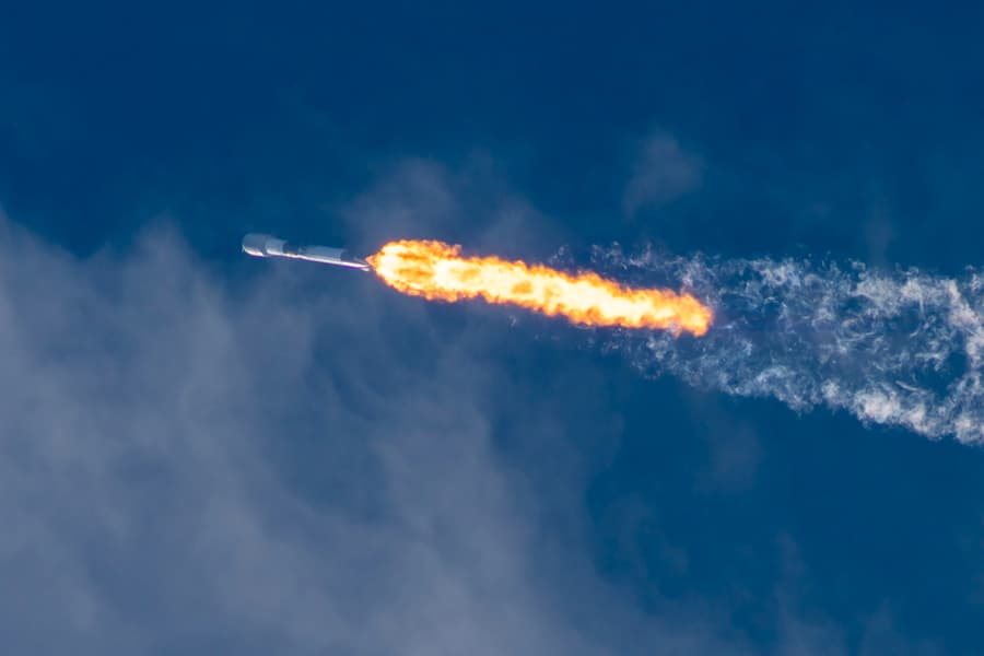 SpaceX опубликовала захватывающие фото запуска ракеты Falcon 9 с новыми спутниками Starlink, первая ступень отработала в 27-й раз