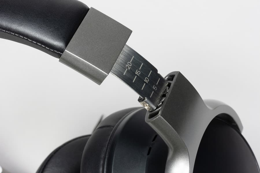 Дужка выполнена из металла, регулировка оголовья происходит с приятным мягким щелчком.