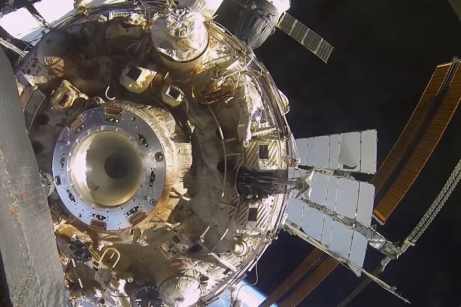 Стыковка космического корабля с МКС. Фото: РКС<br>