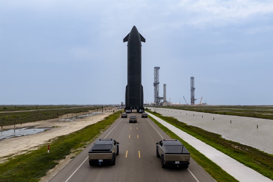 Последние приготовления перед историческим запуском: SpaceX опубликовала фото перевозки ускорителя Booster 19 и Ship S39 на стартовую площадку