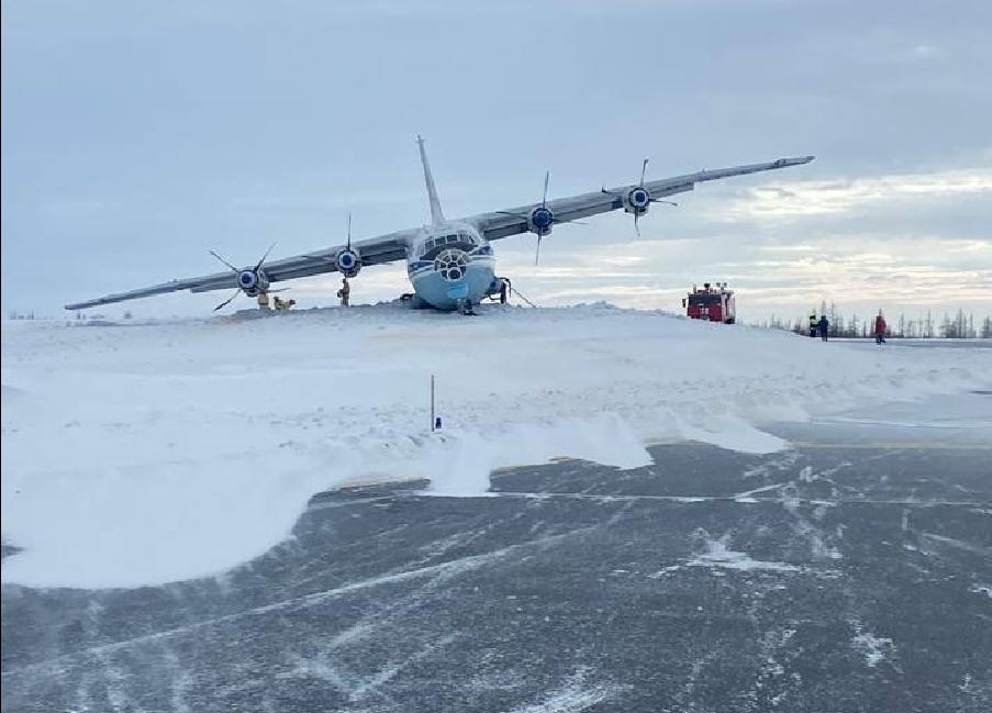 An-12 después de un aterrizaje forzoso en Novy Urengoy