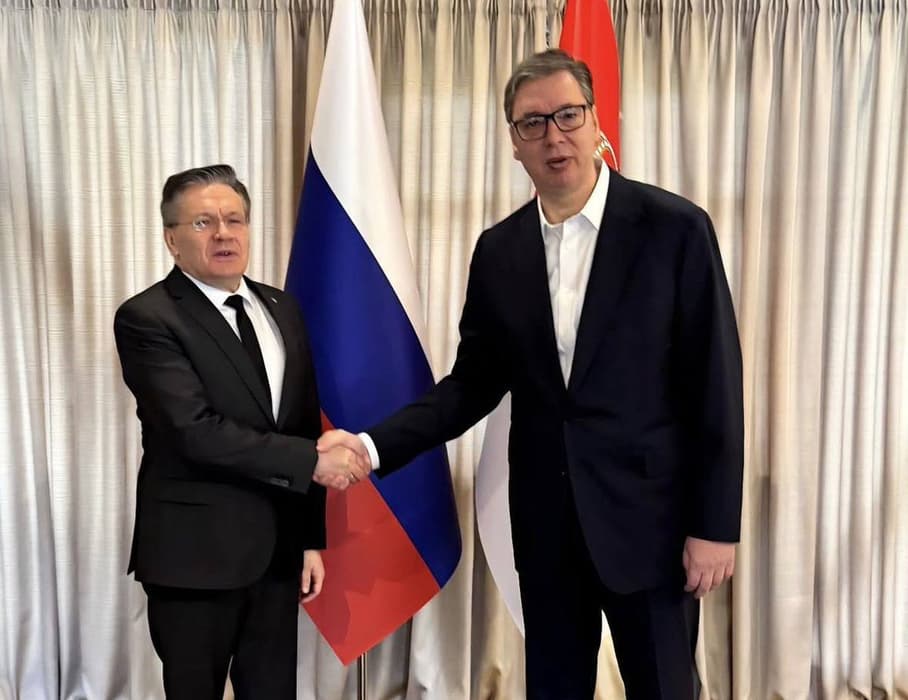 El jefe de Rosatom, Alexéi Likhachev, y el presidente de Serbia, Aleksandar Vučić