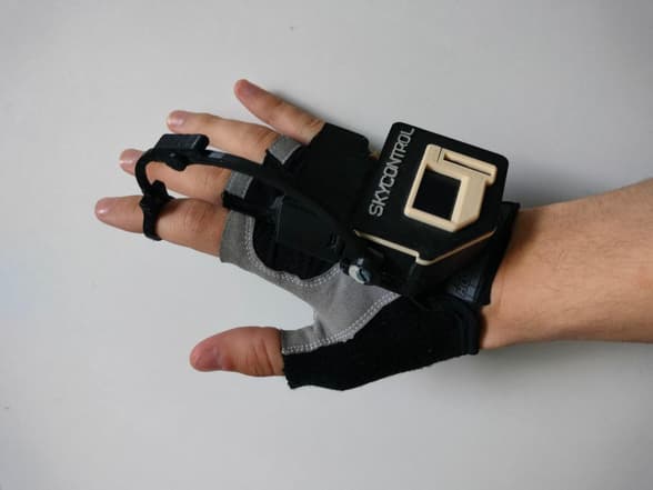 SkyControl glove for controlling drones