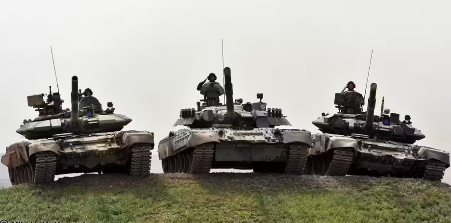 Т-90С, Т-80 (по центру) и Т-90А