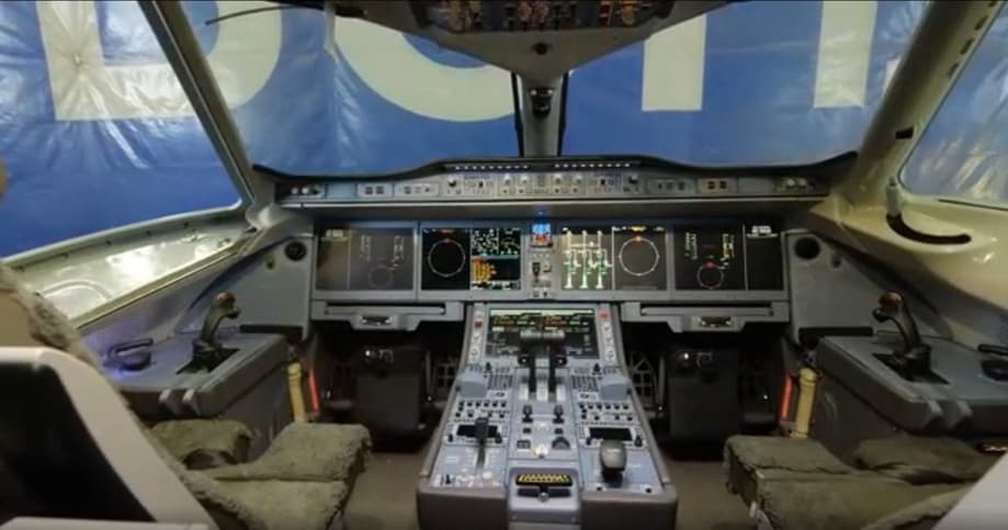 SJ-100 cockpit