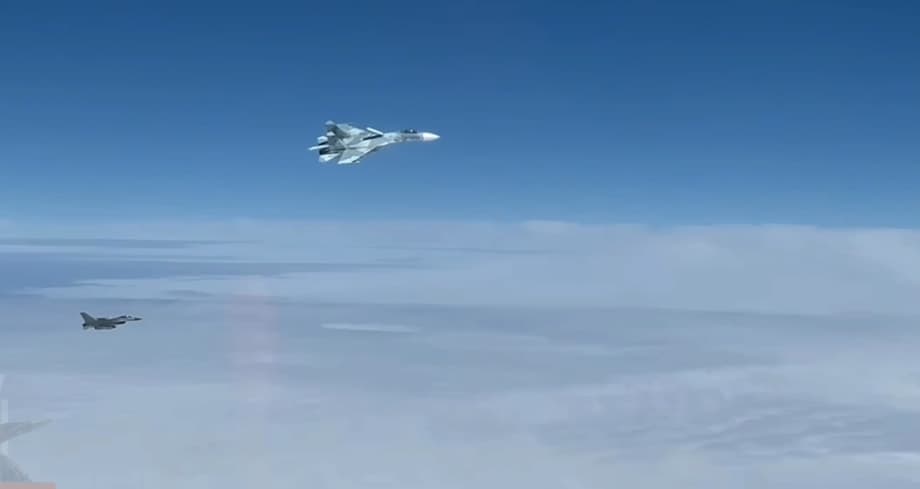 Истребитель Су-27 ВКС России отогнал F-16: уникальные кадры