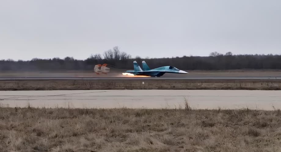Su-34 fighter for the first time in history made a "belly landing"