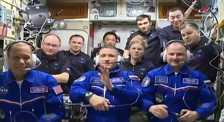 La tripulación de la ISS, en primer plano los astronautas de Roscosmos y el astronauta de la NASA que llegaron