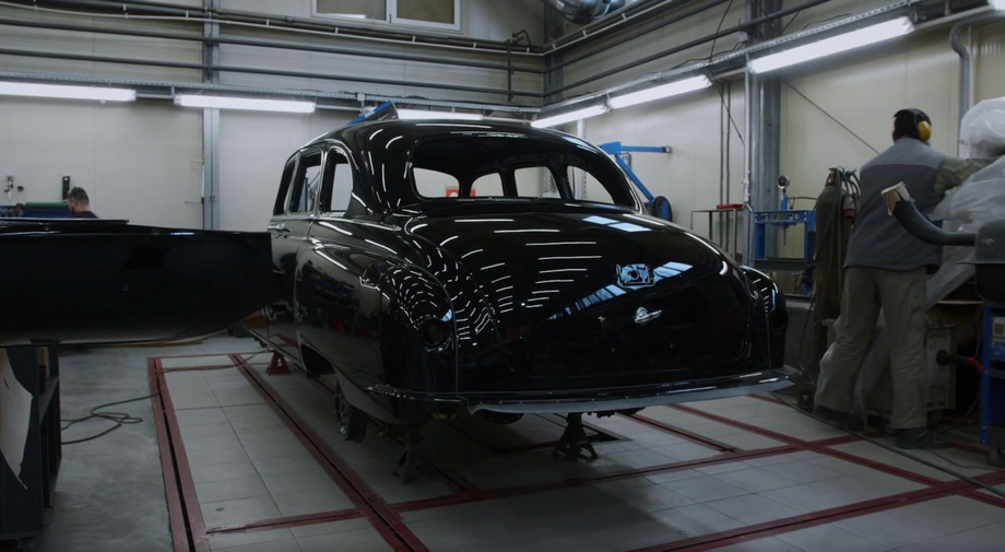Автомобиль ГАЗ-12 ЗИМ в покрасочной камере